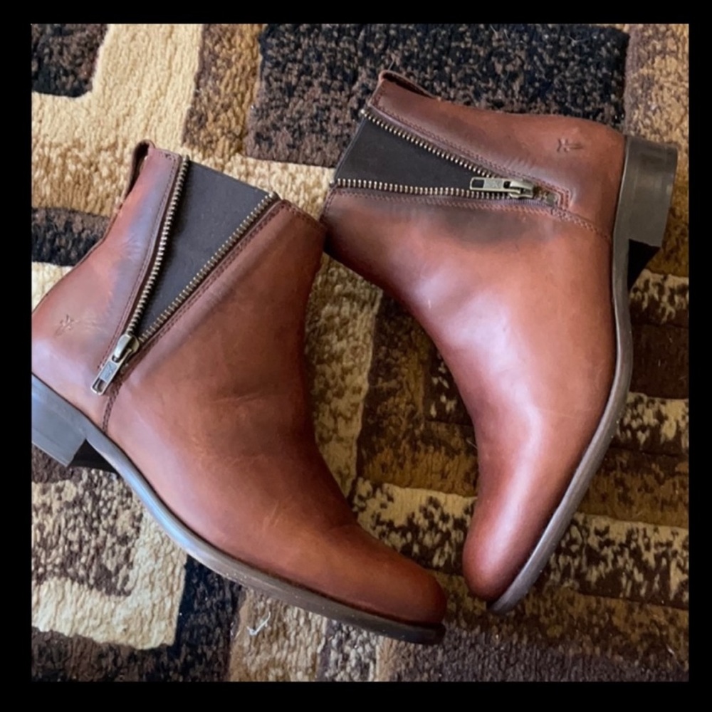 Carly Zip Chelsea FRYE bootie size 6 1/2